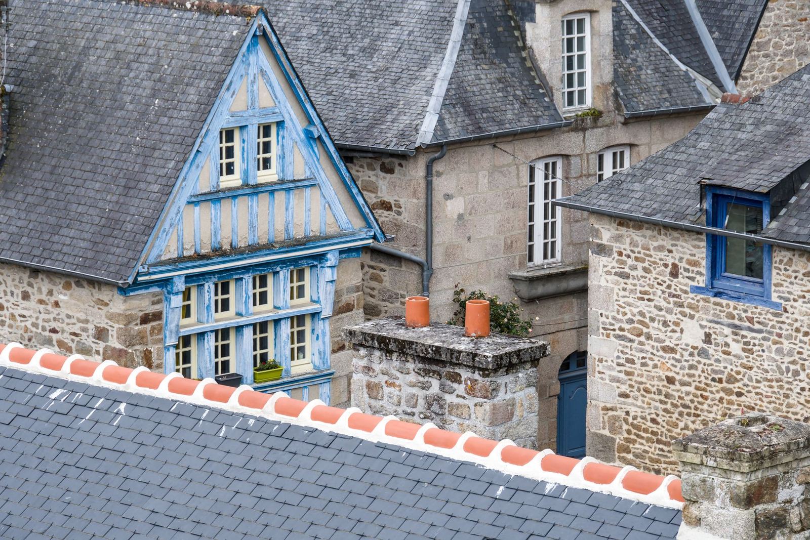 Maisons de pierre aux toits d’ardoise dans un bourg de Cornouaille