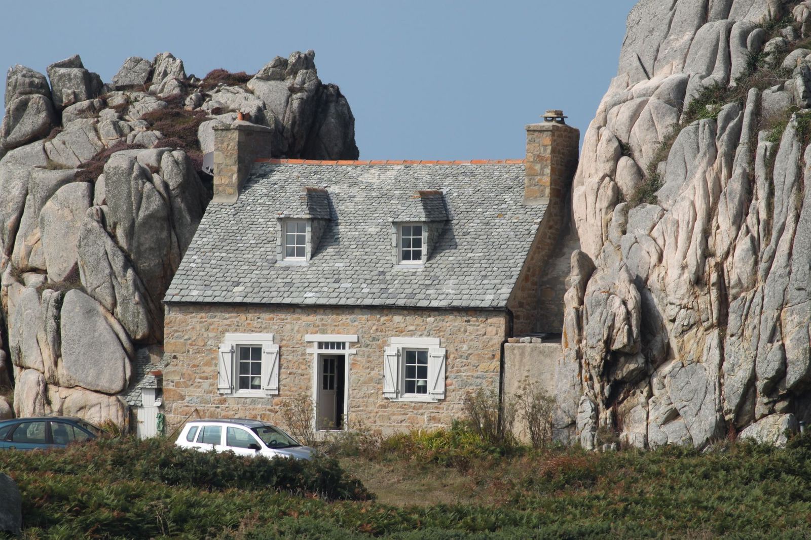 Maison bretonne en pierre couverte d’ardoise