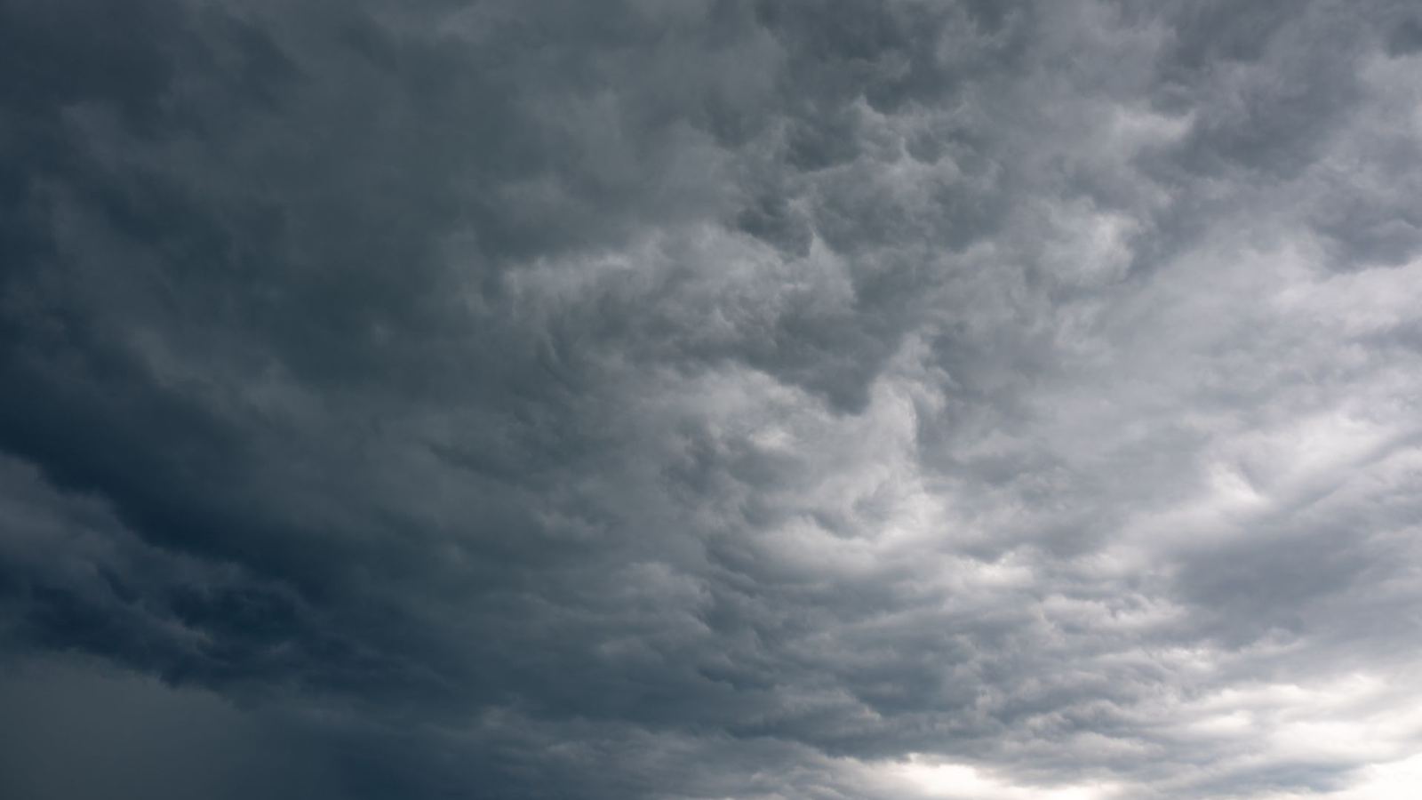 Ciel de tempête atlantique au-dessus de toits d’ardoise
